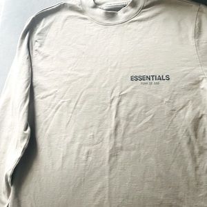 Essentials fear of god t shirt worn once an washed no stains great condition